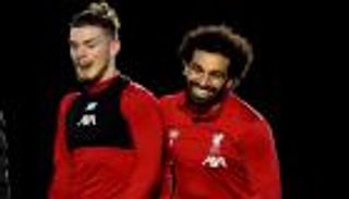 بنصائح الأكل والجيم.. "الملك" محمد صلاح يبهر ناشئ ليفربول