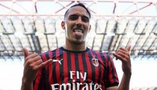 إسماعيل بن ناصر نجم فريق ميلان ومنتخب الجزائر