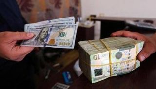 موظف بأحد مصارف ليبيا. (أرشيفية)