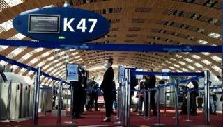 فرنسا تعتزم تشديد قيود مكافحة كوفيد-19 على المسافرين