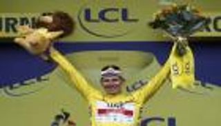 طواف فرنسا للدراجات.. 24 ساعة تفصل فريق الإمارات عن كتابة التاريخ