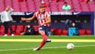 بطريقة جديدة.. نجم أتلتيكو مدريد يطلب الزواج على العشب الأخضر