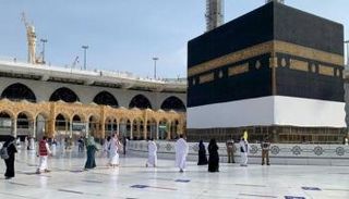 طلائع الحجاج يؤدون طواف القدوم وسط إجراءات احترازية