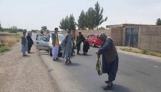 مقاتلون موالون لخان في نقطة تفتيش على مشارف هيرات