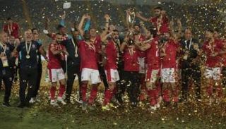 الأهلي يحتفل بالفوز 