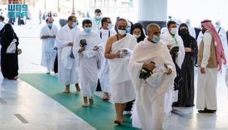 أفواج الحجاج تتوافد إلى المسجد الحرام في يوم التروية