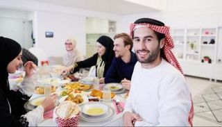 مجموعة من الأفراد في أثناء تجمع عائلي