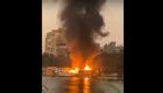 فيديو.. السيطرة على حريق ضخم بمركب في مصر