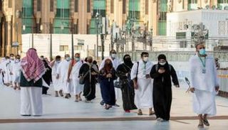 أفواج الحجاج تتوافد إلى المسجد الحرام