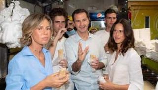 بشار الأسد بصحبة أسرته يتناول الشاورما