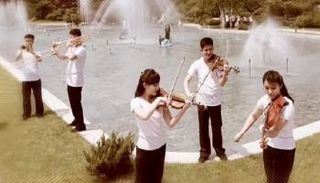 الفرقة الموسيقية خلال مقطع مصور في أحد قصور كيم