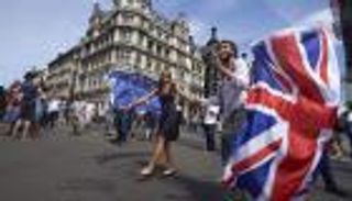 بريطانيا تخرج من "الحجر" والأسهم تدخله.. تناقضات لندنية