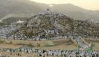ضيوف الرحمن يتوافدون إلى صعيد عرفات لأداء ركن الحج الأعظم 