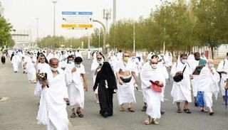 ضيوف الرحمن يتوافدون إلى صعيد عرفات
