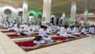 الحجاج يؤدون صلاتي الظهر والعصر بمسجد نمرة في "عرفات"