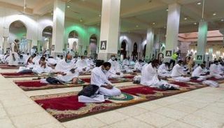 حجاج يؤدون صلاتي الظهر والعصر بمسجد نمرة- أرشيفية