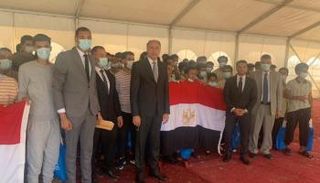 السفير المصري يتوسط العائدين من ليبيا