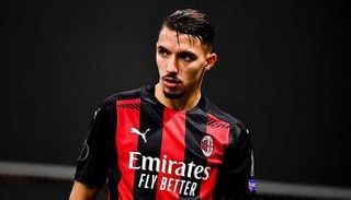 إسماعيل بن ناصر لاعب وسط ميلان