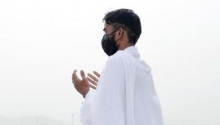 أحد الحجاج على جبل الرحمة