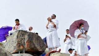 ضيوف الرحمن على جبل الرحمة