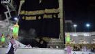 بالصور.. الكعبة تكتسي حلَّتها الجديدة: 53 قطعة مذهّبة