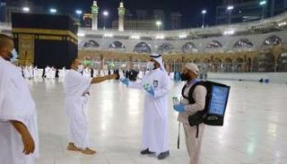 توزيع المطهرات على الحجاج