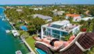 صور.. ميسي يبتعد عن عقد برشلونة في قصر ميامي