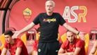 منافس ميسي.. مورينيو يدفع روما نحو هداف جديد