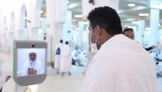 روبوت آلي يقدم الفتوى لضيوف الرحمن