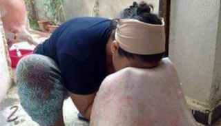 فتاة جزائرية تمسح وجهها بجلد الخروف بعد سلخه - أرشيفية