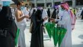 توزيع 60 ألف مظلة على الحجاج ضمن مباردة "هديتي مظلتي"