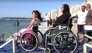 الشاطئ يمكن أصحاب الهمم من الاستمتاع بالبحر