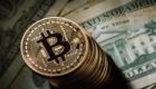 لعنة الملاذ الآمن تصيب بيتكوين.. والدولار إلى القمة