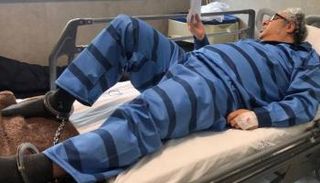 الأديب الإيراني البارز بكتاش آبتين مكبل القدمين