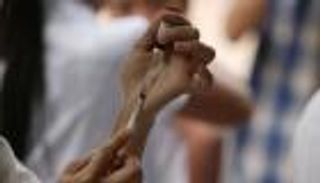 إيرانيون يلجأون إلى أرمينيا هربا من نقص اللقاحات في بلادهم