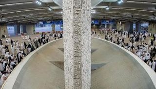 الحجاج يرمون جمرة العقبة الكبرى