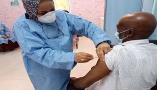 مواطن يحصل على لقاح كورونا في ليبيا