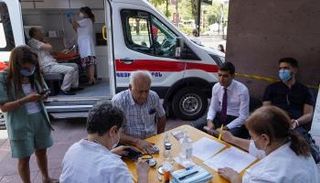 إيرانيون يتلقون لقاح أسترازينيكا للوقاية من فيروس كورونا (كوفيد -19)