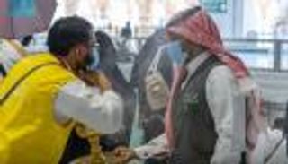 المسجد الحرام يستقبل الحجاج بالحلوى والبخور والقهوة ابتهاجا بالعيد