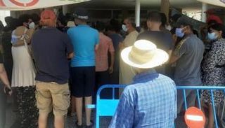 زحام أمام أحد مراكز تلقيح كورونا في تونس