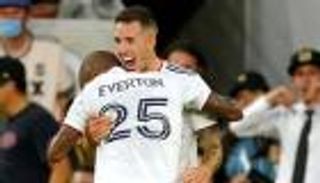 تهمة مشينة.. أحد نجوم الدوري الإنجليزي تحت قبضة الشرطة