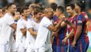 بمشاركة رونالدينيو وكارلوس.. ريال مدريد يهزم برشلونة في كلاسيكو الأساطير