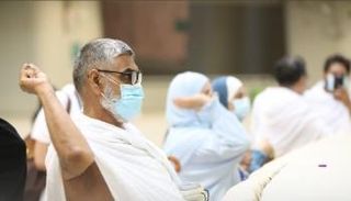 حجاج بيت الله يرمون الجمرات