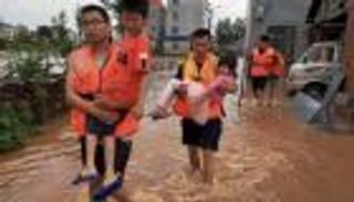 فيديو وصور.. السيول تجتاح مترو أنفاق في الصين ومصرع 12 شخصا