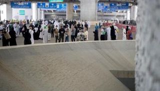 الحجاج يرمون الجمرات في أول أيام التشريق