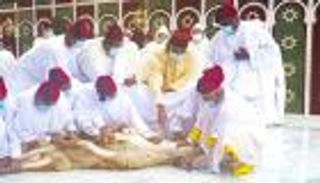 ملك المغرب يؤدي صلاة العيد دون خطبة وينحر أضحيته