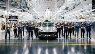 العاملين بلامبورجيني بجانب النسخة الـ 15 ألف من Urus