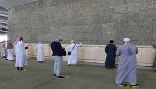 حجاج بيت الله الحرام خلال رميهم جمرة العقبة الكبرى - أ.ف.ب