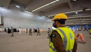 حجاج يرمون الجمرات