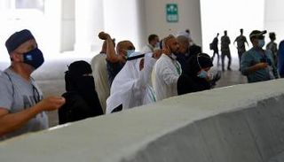 الحجاج يرمون الجمرات في أول أيام التشريق